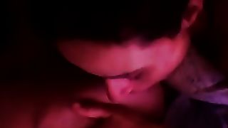 Две юные лесбиянки сосутся лежа на кровати и снимают на фронтальную камеру