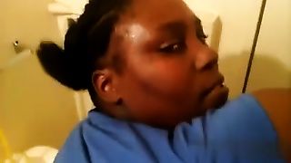 Жирная негритянка с огромными бидонами наслаждается еблей в манду в ванной комнате
