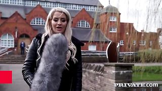 Зрелая блонда в черных чулках возбуждает более молодого кавалера